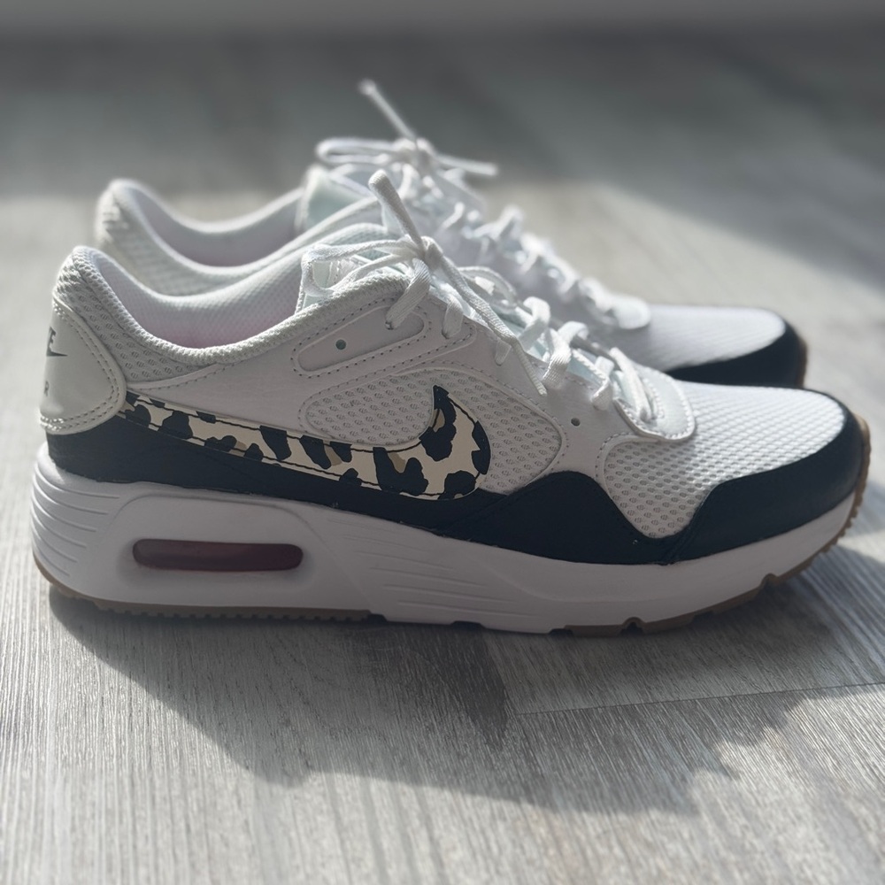 NWOT-Nike White and Black Sneakers